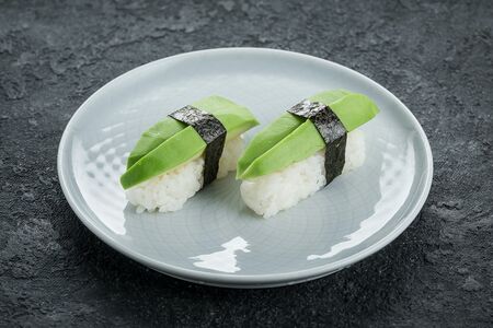 Суши с авокадо