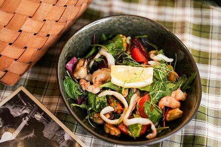 Салат с морепродуктами