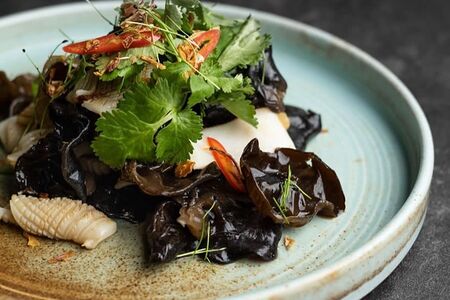 Салат с кальмарами и грибами муэр