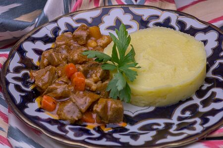 Гуляш говяжий с гарниром