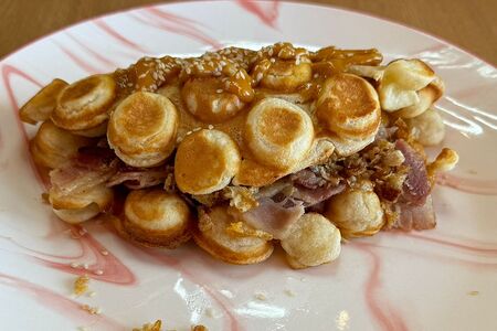 Гонконгская вафля с мёдом и беконом