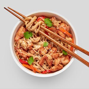 Удон с курицей в сливочном соусе