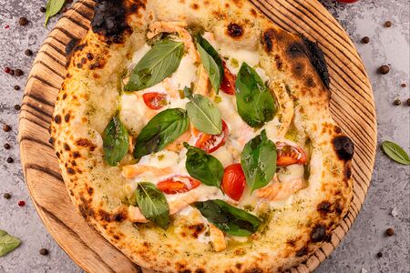 Пицца с лососем сливочная