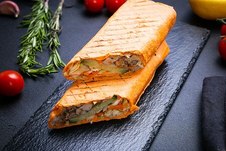 Шаурма в сырном лаваше