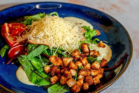 Салат Цезарь с курицей