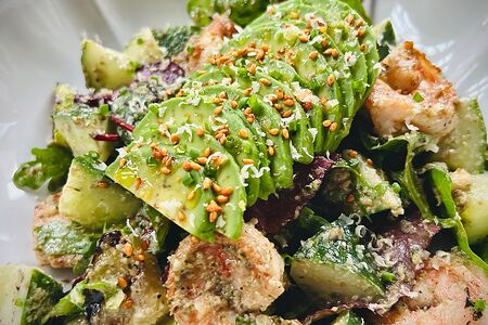 Салат с креветками, авокадо и огурцом