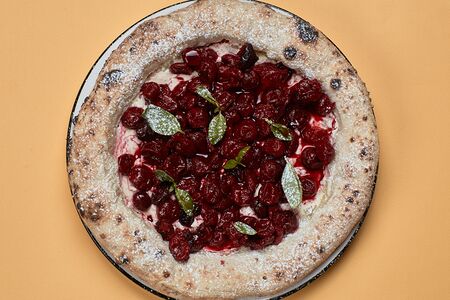 Ватрушка с вишней