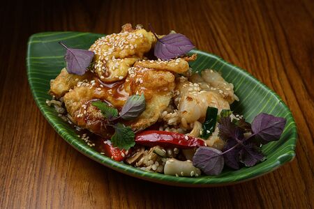 Рис Пад тай с креветками и кальмарами