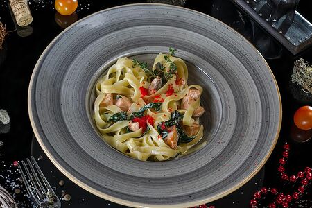 Фетучини с семгой в сливочном соусе со шпинатом