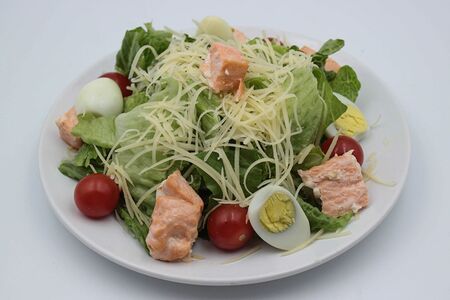 Салат Цезарь с лососем