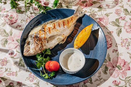 Дорадо на гриле с соусом мацони