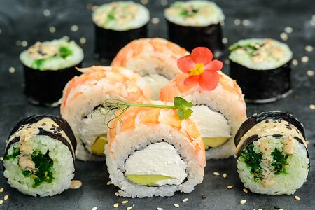 11. Сборка в креветке с авокадо и ролл с чукой