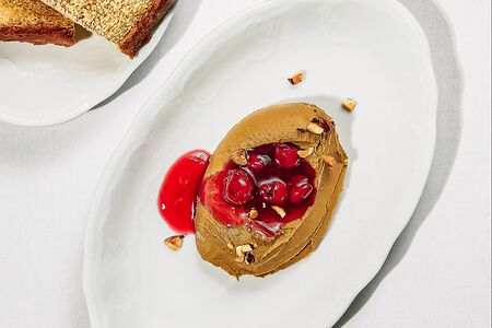 Бриошь с пате из цыпленка и вишней