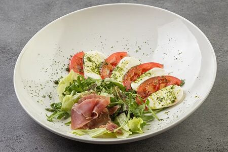 Моцарелла с хамоном, томатами и с песто из базилика