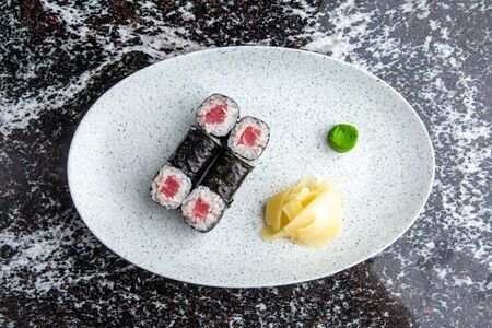 Ролл с лососем