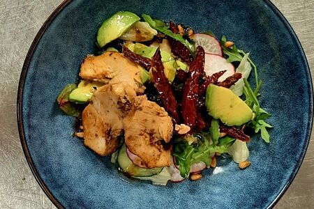 Салат с авокадо, куриной грудкой гриль и вялеными томатами