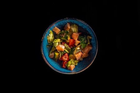 Салат с форелью и авокадо