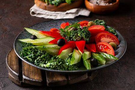 Свежие овощи со сметанным соусом