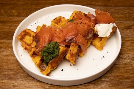 Вафли из батата с лососем