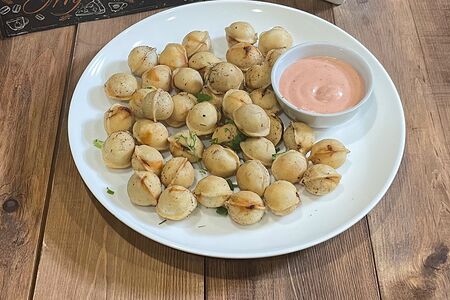 Жареные пельмешки с фирменным соусом