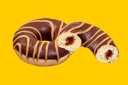 Донат-шоколад с карамельной начинкой