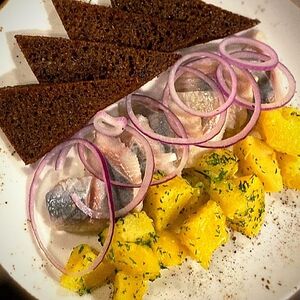 Сельдь с картофелем и бородинскими гренками