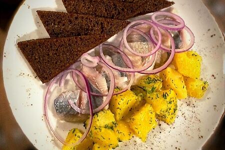Сельдь с картофелем и бородинскими гренками