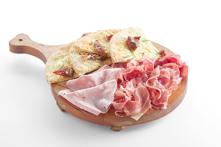 Мясная тарелка с хрустящей фокаччей