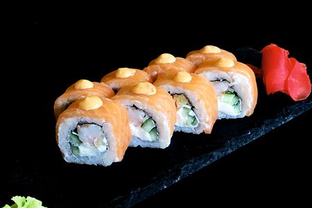 Ролл с лососем и креветкой темпура