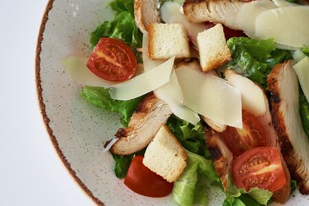 Салат Цезарь с курицей