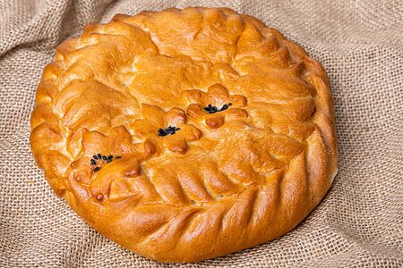 Пирог со свининой, говядиной и картофелем