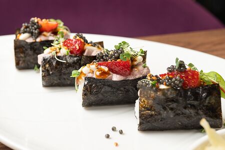 Хенд ролл с кремом из осьминога и икрой