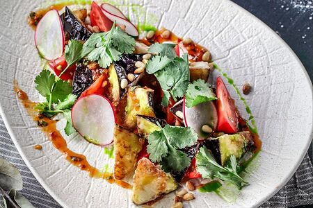 Баклажаны по-тайски с кедровыми орешками и свежей кинзой