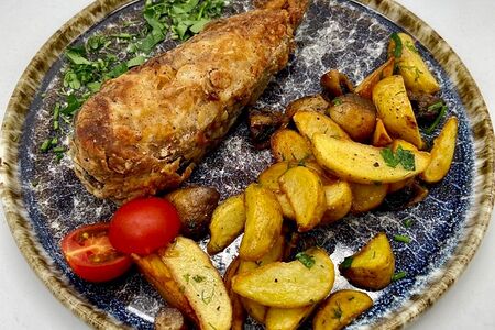 Стейк из сома с картофелем