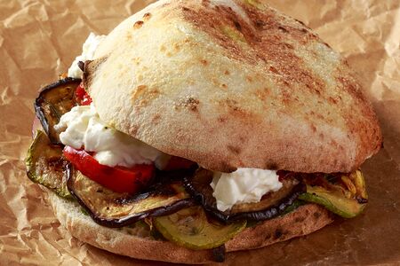 Пучча с овощами гриль и сыром страчателла