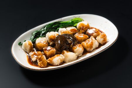 Палтус жареный с соевым соусом со шпинатом