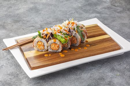 Ролл копченый угорь с хрустящим крабом и салатным миксом