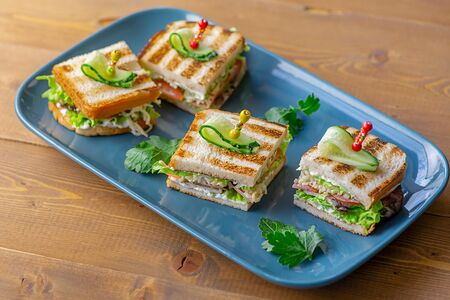 Мини-сэндвичи с куриным филе и ветчиной