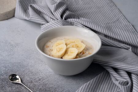 Каша овсяная с бананом, курагой и изюмом