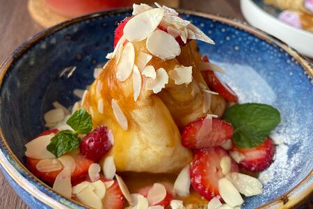 Блинчики с клубникой и карамелью