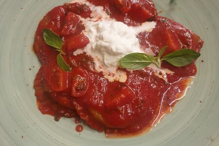 Равиоли со страчателлой и свекольно-томатным соусом