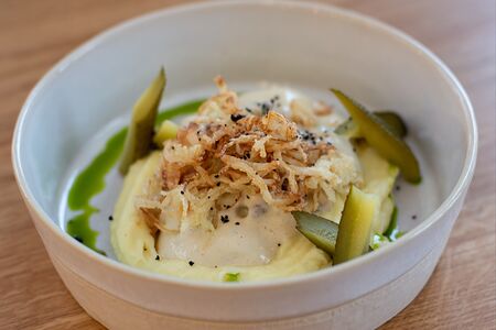 Бефстроганов с пюре и малосольными огурцами