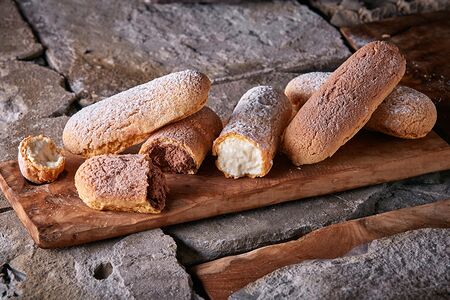 Эклер с пралине