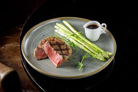 Филе-миньон с зелёной спаржей