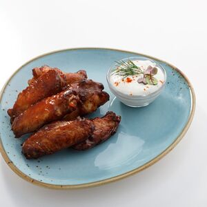 Куриные крылья с соусом блю чиз