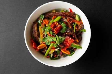 Салат с томленой говядиной