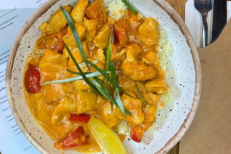 Филе куриное в соусе карри с овощами и кускусом