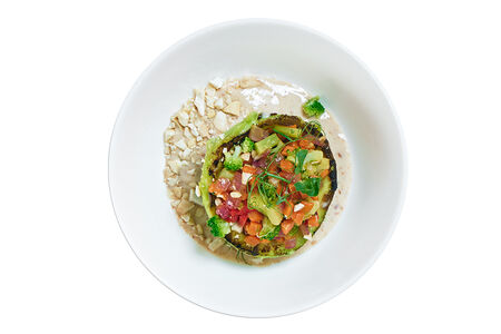 Жареный авокадо с сальсой из печеных кореньев и соусом макадамия