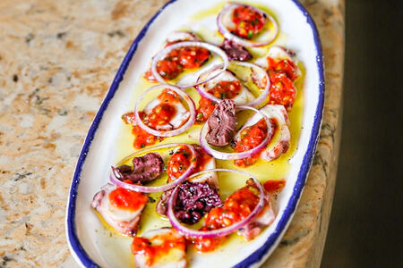 Осьминог с томатной сальсой