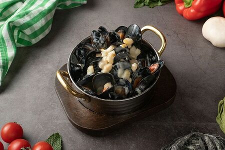 Мидии с грушей, медом и пармезаном